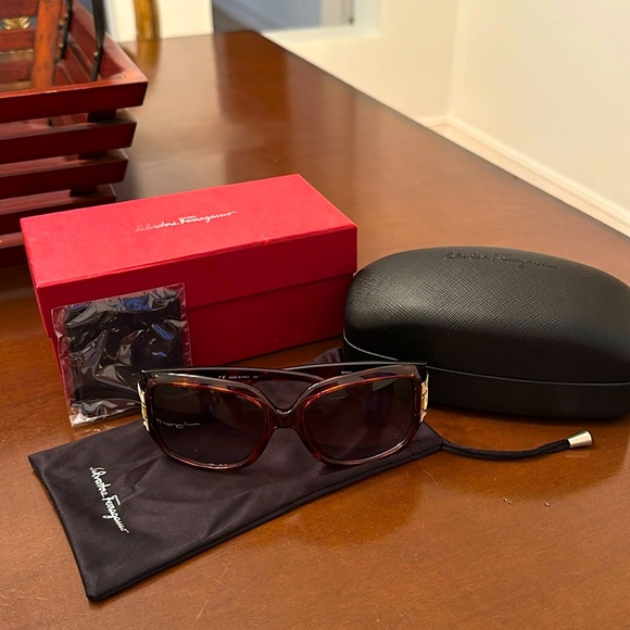 Ferragamo sunglasses style: SF 666S. Brand new never worn. - Picture 1 of 8